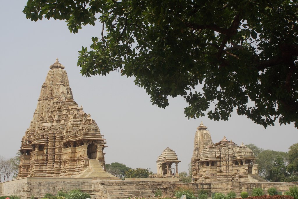 10-The Kandariya Mahadev (left) and the Devi Jagadami (right) Tempel.jpg - The Kandariya Mahadev (left) and the Devi Jagadami (right) Tempel